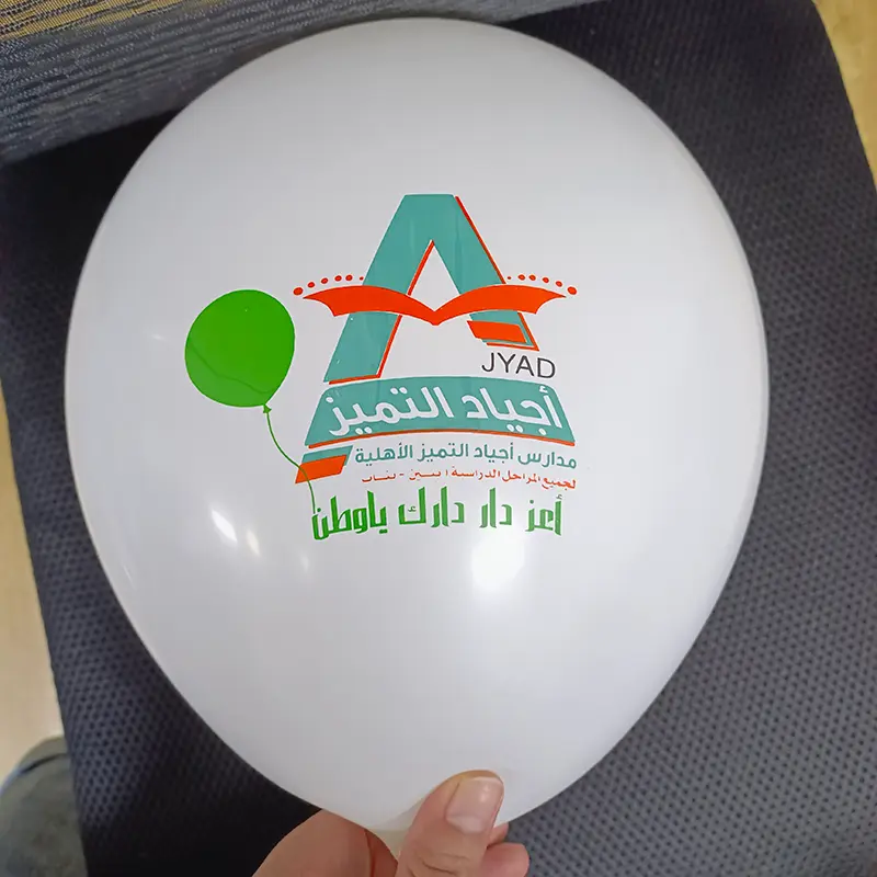So wählen Sie zwischen Siebdruck und digitalem Ballondruck